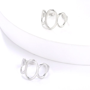 Detail von silbernen Edelstahl-Ringen mit dreifach hohlem ovalen geometrischen Design