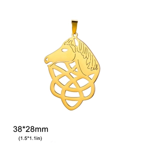 Colgante cabeza de caballo de acero dorado pulido con nudo celta y medidas de 38x28mm