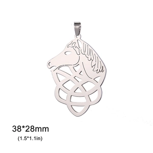 Detalle de colgante de cabeza de caballo con nudo celta en acero inoxidable plata, 38x28mm