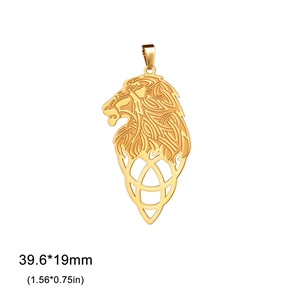 Detalle del colgante de cabeza de león en acero dorado con dimensiones de 39,6x19 mm