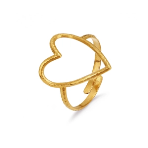 Bague ajustable dorée avec grand cœur évidé et texture martelée artisanale élégante