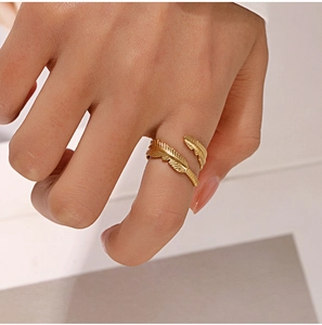 Detailopname van de vergulde veerring om een vinger met een verstelbare band