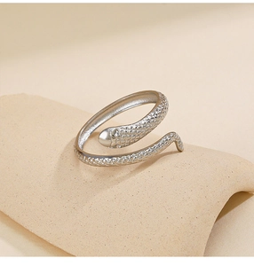 Gros plan détaillé d'une bague serpent argentée avec motifs à écailles fines