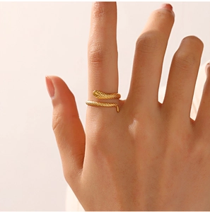 Macro d'une bague serpent dorée avec écailles détaillées et finition or 18 carats