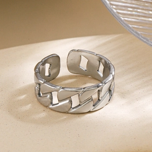 Adjustable silver curb link chain ring in minimalist stainless steel punk style
