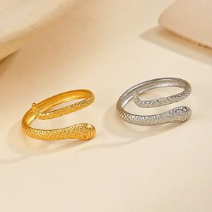 Bague serpent en finition or 18K et argent avec texture d'écailles détaillée