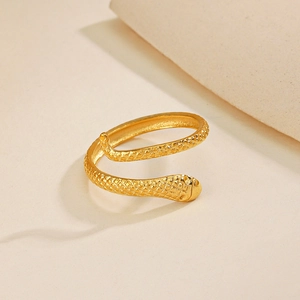 Bague serpent plaquée or 18K en acier titane avec texture d'écailles et design ouvert ajustable