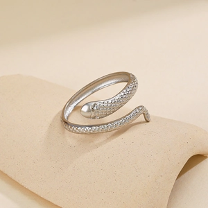 Bague ouverte moderne en forme de serpent argenté avec texture d'écailles détaillée