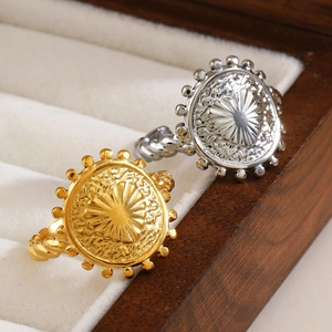Bagues vintage relief cœur avec anneaux torsadés en or et argent sur suédine