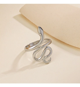 Vue détaillée d'une bague serpent en acier inoxydable poli au design minimaliste et pur
