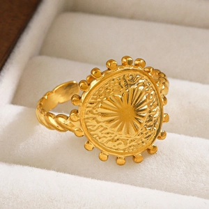 Bague vintage dorée avec motif soleil en relief et anneau en forme de corde torsadée
