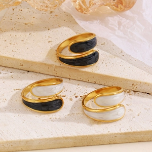 Anello regolabile in acciaio inossidabile dorato con smalto nero e bianco per donna