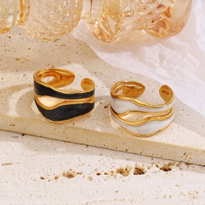Anelli placcati oro ondulati regolabili con smalto bianco e nero su pietra naturale