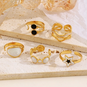 Set di 5 anelli regolabili in acciaio inossidabile placcato oro con smalto bianco e nero