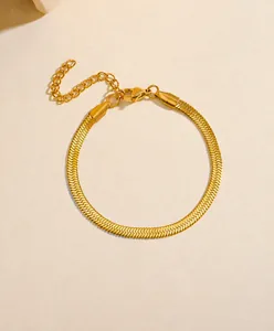 Bracciale piatto a catena serpente dorata con chiusura a moschettone regolabile e lucida