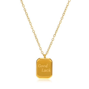 Collana in acciaio inossidabile dorato con ciondolo rettangolare Good Luck su sfondo bianco