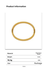 Dettaglio macro del bracciale a sfere in acciaio inossidabile dorato con chiusura