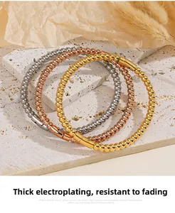 Dettaglio di bracciali con perle in oro e argento con placcatura spessa a lunga durata