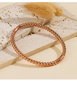 Dettaglio del bracciale rigido a sfere in acciaio inossidabile oro rosa su pietra