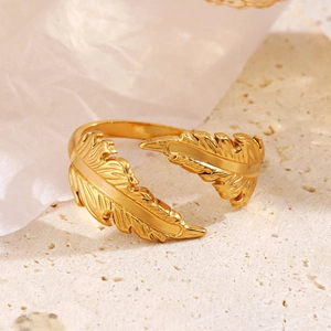 Anillo de pluma ajustable de acero inoxidable chapado en oro 18K con textura fina