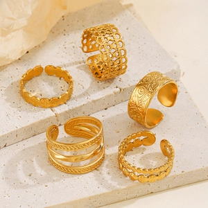 Set di cinque anelli dorati regolabili con diverse texture geometriche alla moda