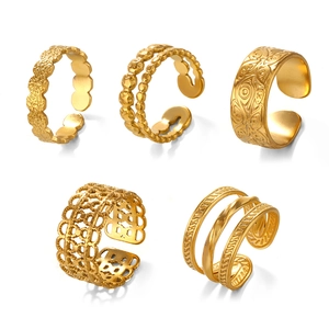 Set di cinque anelli regolabili in acciaio inossidabile dorato con design geometrico
