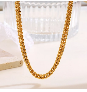 Macro-opname van gouden drakenbot ketting met dikke geweven textuur op zachte achtergrond