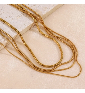 Primer plano de un collar de cadena de serpiente dorada con textura metálica en piedra