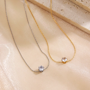 Elegante Halsketten in Gold und Silber mit 6-Krallen-Zirkon auf Seidenhintergrund