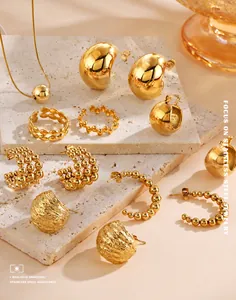 Dettaglio del set di gioielli in acciaio inossidabile placcato oro 18K con perle e anelli