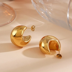 Eleganti orecchini a cerchio a goccia d'oro lucido su uno sfondo minimalista