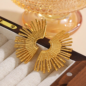 Orecchini a ventaglio in acciaio inossidabile placcato oro 18K con texture sunburst