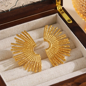 Orecchini a ventaglio placcati oro 18K con trama a raggi solari in una scatola di legno