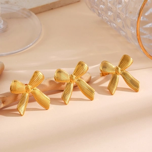 Elegantes 18K vergoldetes Schleifen-Ring-Set mit strukturierter Oberfläche auf Beige
