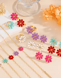 Detail van de 18K vergulde madeliefje ringen en oorbellen set met kleurrijk emaille