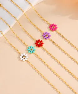 Detail van een 18K vergulde armband met kleurrijke madeliefjes van hoogwaardig emaille