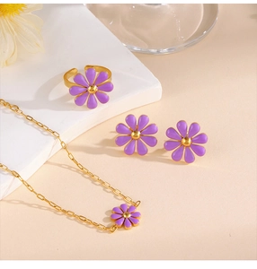 Detail van 18K vergulde madeliefje sieradenset met ring, oorbellen en ketting