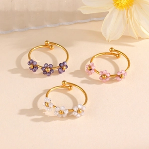 Trois bagues réglables en or minimalistes avec des fleurs en zircone rose et violette