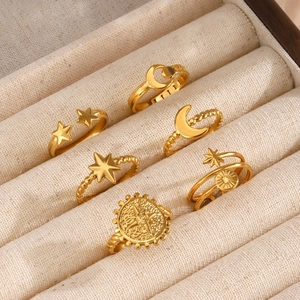 Set de 6 anillos dorados de estrella y luna que incluye diseños boho y de pentagrama