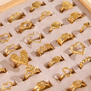 Colección de anillos de corazón de acero inoxidable dorado con diseños grabados