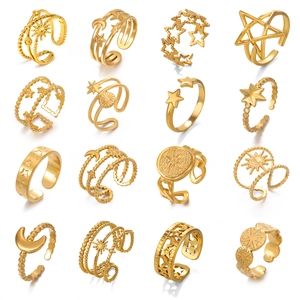Set de 16 anillos dorados con motivos de estrellas y lunas sobre un fondo blanco puro