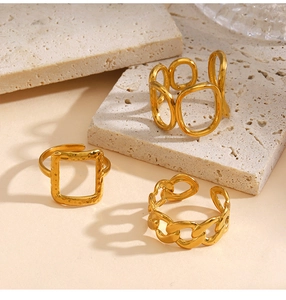 Juego de tres anillos dorados ajustables con diseños ovalados, cuadrados y de cadena cubana
