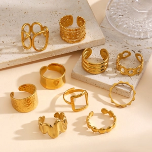 Set de 9 anillos de acero inoxidable dorado con diseños martillados, geométricos y ondulados
