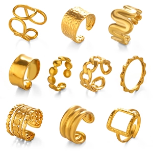 Colección de nueve anillos dorados de acero inoxidable con diseños geométricos