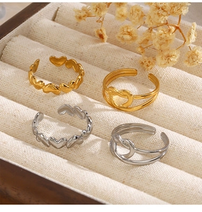 Vista detallada de anillos ajustables con forma de corazón en dorado y plateado para mujer