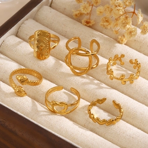Set de 6 anillos de acero inoxidable dorado con diseños de corazón serpiente y luna en caja