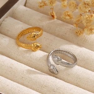 Anillos de serpiente minimalistas en oro y plata con textura de escamas, diseño ajustable
