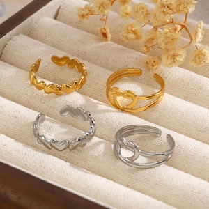 Set de anillos de corazón de acero inoxidable minimalista en oro y plata