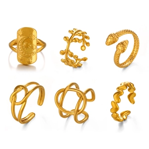 Set de anillos de acero inoxidable dorado con motivos de corazón y relieve de luna y estrellas
