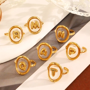 Anello dorato con lettera in acrilico e fascia aperta regolabile dal design vintage